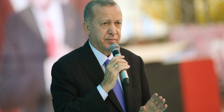 أردوغان يدافع عن صهره ويقول “نرفض محاسبة اللصوص”!