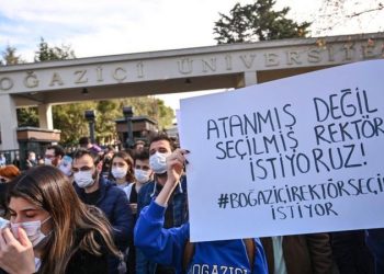 كاتب تركي: طلاب البوسفور “المنتفضين” هم الشباب الذين فتش عنهم أردوغان!