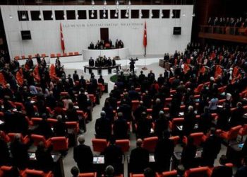 البرلمان التركي يعيد لنائب معارض مقعده بعد تعليق حكم صدر بحقه