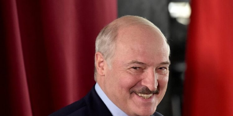 لوكاشينكو يدعو للعودة إلى الهواتف التي تعمل بالأزرار