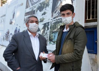 تلميذ تركي يعثر على 20 ألف ليرة.. ماذا فعل بهم؟