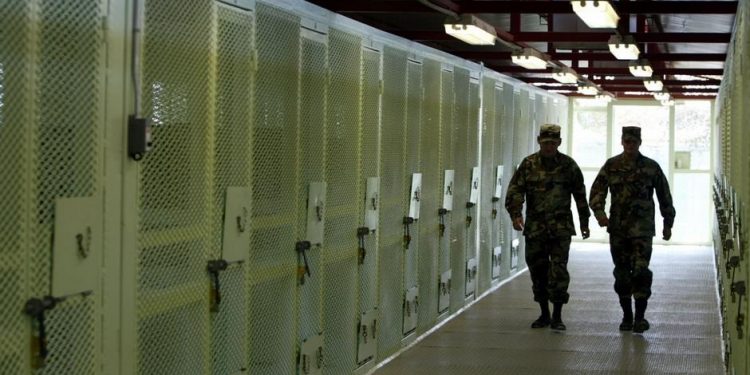 بايدن يتعهد بغلق معسكر جوانتانامو