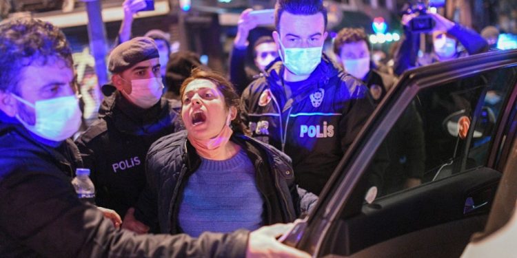 طلاب البسفور لأردوغان: لست السلطان ولسنا رعاياك