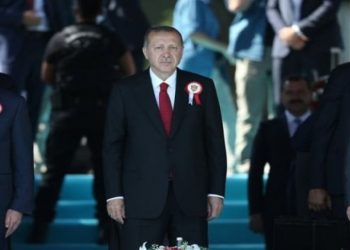 صحفي: أردوغان قد يطيح ببعض المناصب ردًا على استشهاد 13 تركيًّا