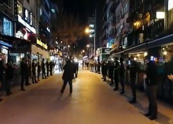 تركيا: التجار يحتجون على الحكومة بالتصفيق والصفير