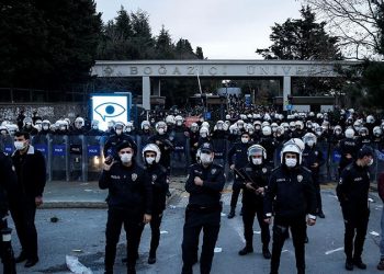 بلاغ من طالبة بجامعة البسفور ضد الشرطة بسبب حجابها