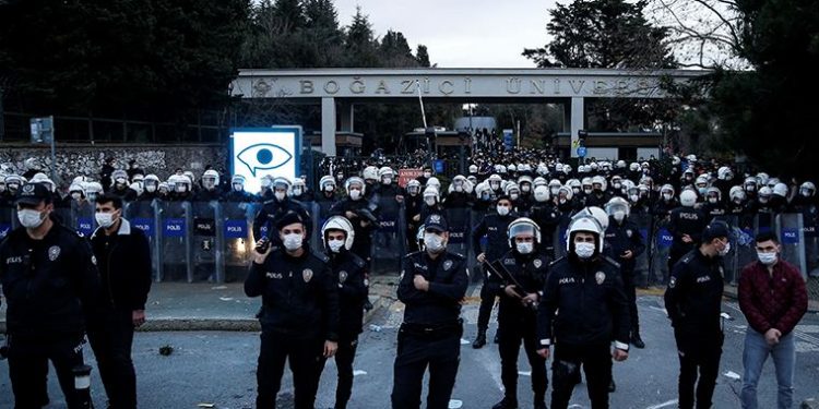 بلاغ من طالبة بجامعة البسفور ضد الشرطة بسبب حجابها