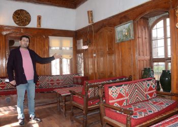 أصحاب المطاعم والمقاهي: ألا يوجد كورونا بالمؤتمرات الحزبية؟