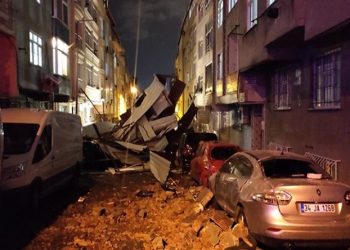 عاصفة إسطنبول تقتلع الأشجار والأسقف وتدمر السيارات