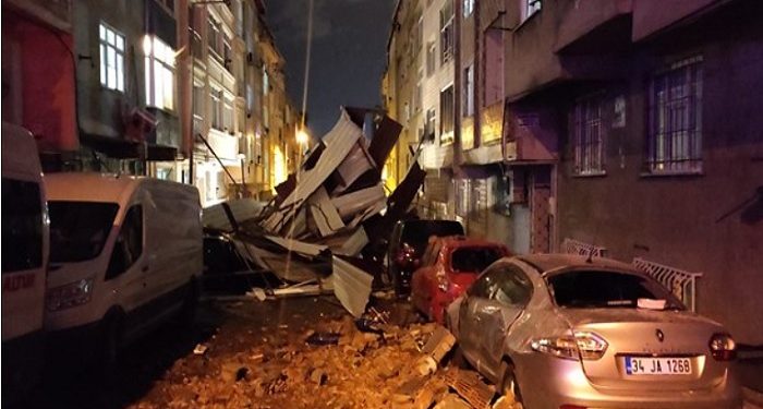 عاصفة إسطنبول تقتلع الأشجار والأسقف وتدمر السيارات