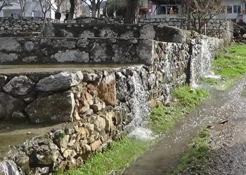 قرية تركية يتدفق الماء من جميع أنحائها