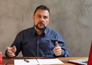 كاتب: تركيا تغرق مثل سفينة تيتانيك!