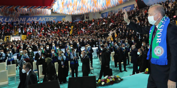 صحفي تركي: يحظرون العمرة ويسمحون بمؤتمرات أردوغان!