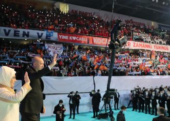 كاتبة: أردوغان يهدد حياة أنصاره بحثا عن شعبيته المفقودة