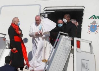 البابا فرنسيس يغادر مطار بغداد الدولي للقاء الرئيس العراقي