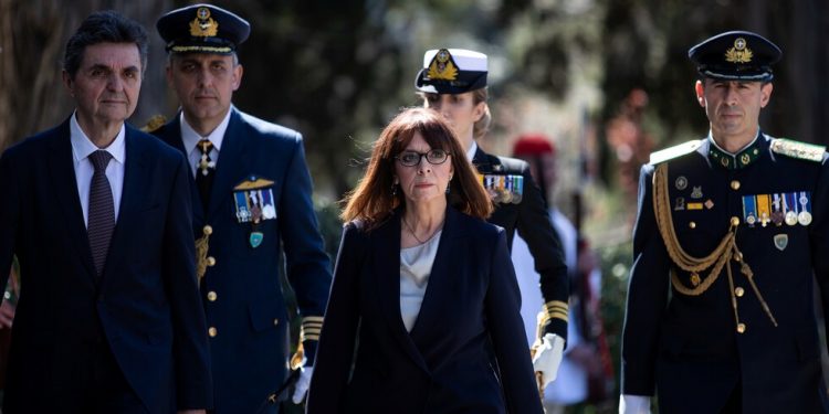 غضب واسع في اليونان من ملابس رئيسة البلاد “كاترينا”