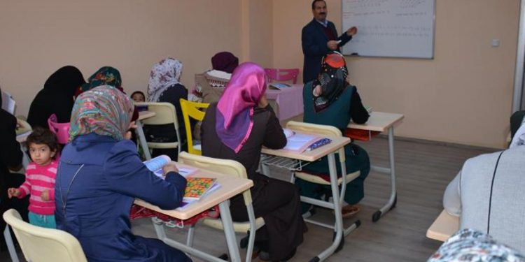 2.8 مليون امرأة أمية في تركيا