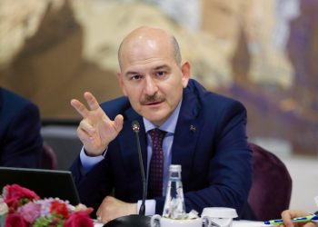 وزير الداخلية التركي: اليونان ألقت بـ 7 مهاجرين غير شرعيين في البحر