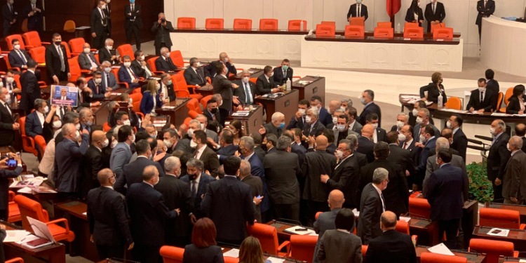 تركيا.. إدانة واسعة لاعتقال جرجرلي أوغلو من البرلمان