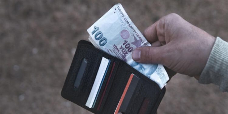 تبخر الزيادة في مرتبات موظفو الخدمة المدنية والمتقاعدون