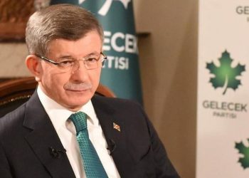 داود أوغلو: النظام في تركيا “استبدادي فاسد”