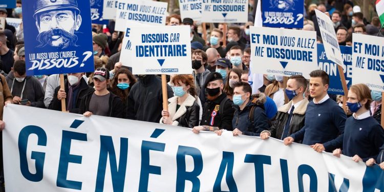 فرنسا تفكك الجمعية اليمينية المتطرفة المعادية للاجئين