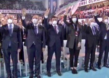 نائب أردوغان يستبدل إشارة “رابعة” بـ”النصر”