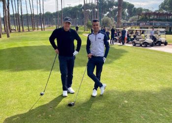 النجم البريطاني هيو غرانت يقضي عطلته بولاية أنطاليا التركية