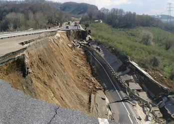 تركيا.. انهيار طريق سريع شيدته شركة مقربة من أردوغان