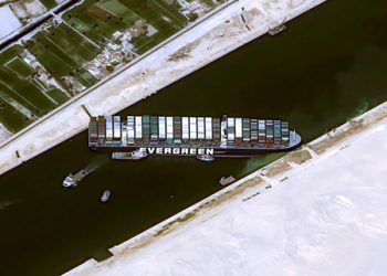 قناة السويس: نتطلع للتعاون مع أمريكا لتعويم السفينة الجانحة