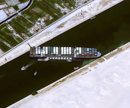 قناة السويس: نتطلع للتعاون مع أمريكا لتعويم السفينة الجانحة