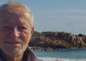 بعد 3 عقود من العزلة.. طرد عجوز إيطالي من جزيرته النائية