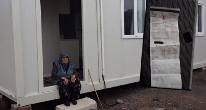تركيا.. قطع الكهرباء عن مسنة تركية تعيش في حاوية!