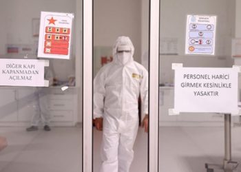 أزمة كورونا تتفاقم.. تركيا تستدعي الأطباء المتقاعدين لسد عجز المفصولين