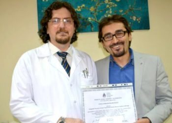 رغم انتهاء عقوبته.. استمرار اعتقال طبيب تركي حاز جوائز عديدة