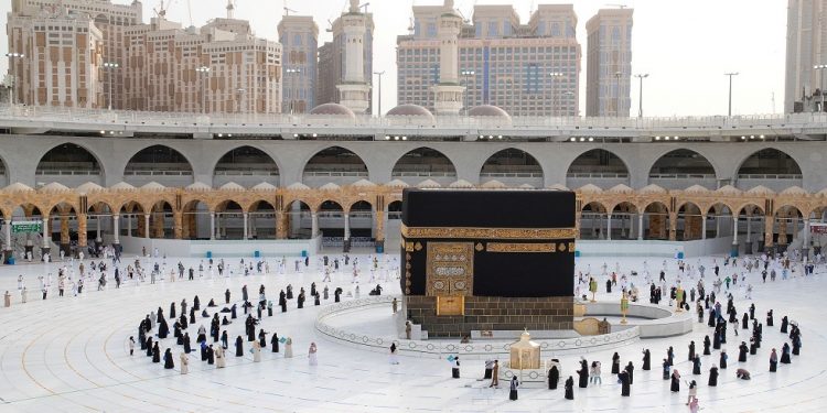 شروط العمرة والصلاة بالمسجد الحرام وزيارة المدينة المنورة