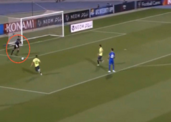 حارس الهلال السعودي المعيوف يرتكب خطأ “كوميديا” في دوري أبطال آسيا (فيديو)