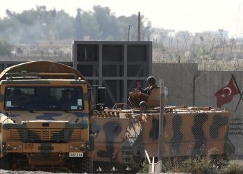 طائرة حربية تقصف قاعدة للقوات التركية شمال سوريا