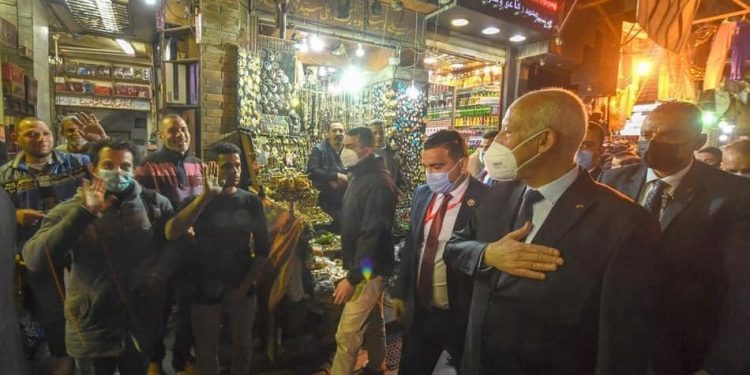 الرئيس التونسي يتجول في أحياء القاهرة وسط المصريين