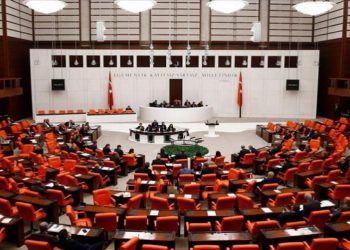 الاحتجاج ضد أردوغان يتسع.. برلمانيون سابقون يؤيدون بيان الضباط المتقاعدين