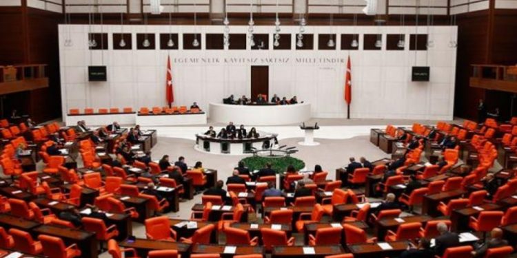 الاحتجاج ضد أردوغان يتسع.. برلمانيون سابقون يؤيدون بيان الضباط المتقاعدين