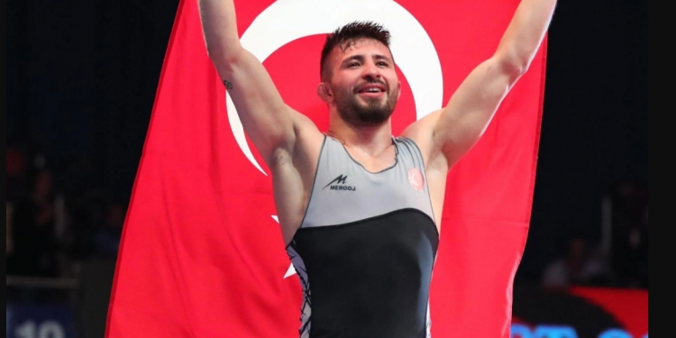 المصارع التركي سليمان أطلي يفوز بذهبية في بطولة أوروبا 