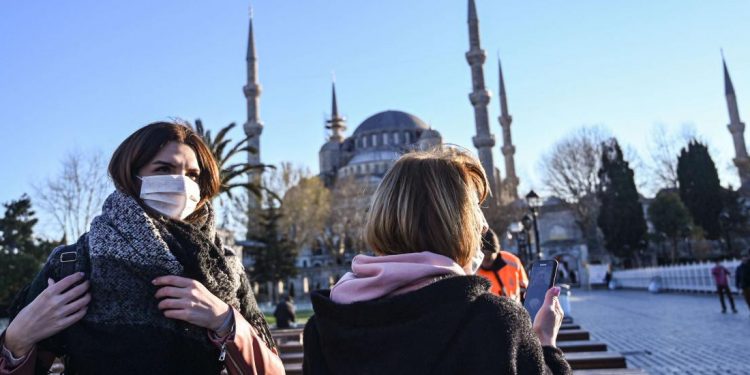 إصابات كورونا في إسطنبول ترتفع عشرة أضعاف