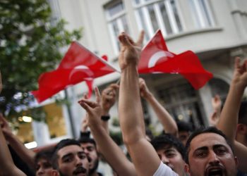 “الذئاب الرمادية” يهاجمون جمعية كردية في ليون الفرنسية