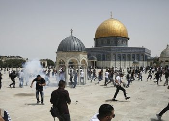 جيش الاحتلال يقتحم المسجد الأقصى ويهاجم المصلين بقنابل الصوت
