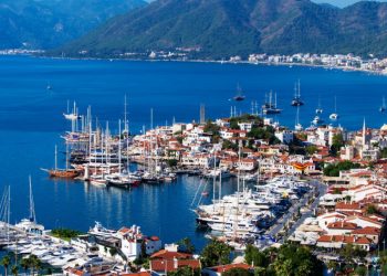 تركيا.. الشرطة تتغاضى عن السياح وتغرم المواطنين بشواطئ موغلا