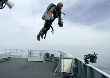 البحرية البريطانية تختبر “البدلة الطائرة”