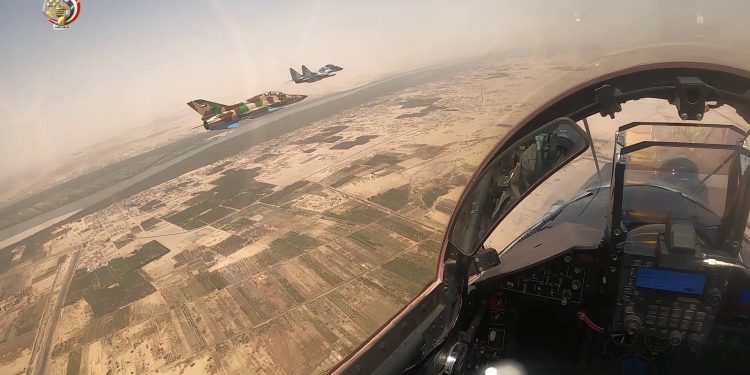 مناورات (مصرية سودانية) بالمقاتلات الحربية في السماء السودانية