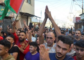 آلاف الأردنيين يحتشدون في محاولةٍ لاجتياز الخط الحدودي مع إسرائيل