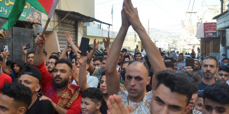 آلاف الأردنيين يحتشدون في محاولةٍ لاجتياز الخط الحدودي مع إسرائيل